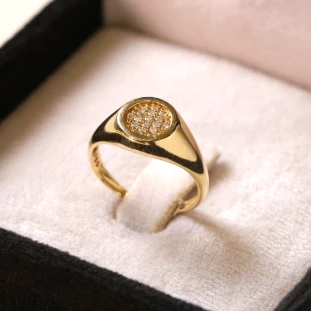 Anel Redondo Cravejado Com Diamantes E Ouro Amarelo 