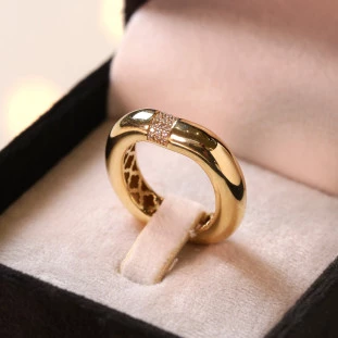 Anel Quadrado Polido Cravejado Com Zircônias Ouro Amarelo 