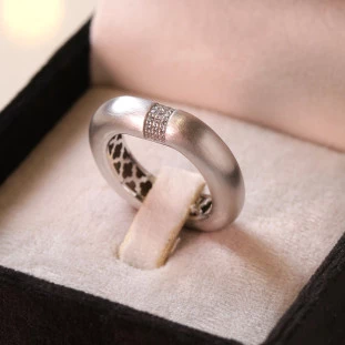 Anel Quadrado Fosco Cravejado Com Zircônias Ouro Branco