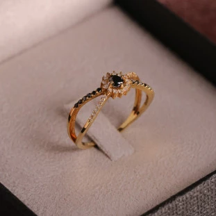 Anel Fio Cruzado Cravejado Com Diamantes e Safiras Em Ouro Amarelo