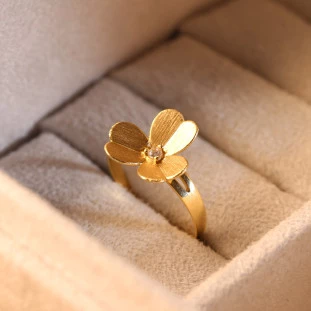 Anel Trevo Cravejado Com Zircônia Com Detalhe Fosco Em Ouro Amarelo
