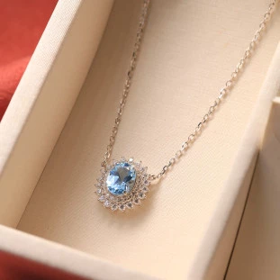 Gargantilha Oval Cravejada Com Moissanites e Topazio Sky Em Prata 