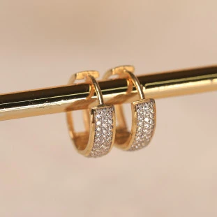 Argola Redonda Vazada Pavê Cravejada Com Zircônias Em Ouro Amarelo 