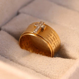Anel Com Oração do Pai Nosso Cravejado Com Zircônias Em Ouro Amarelo