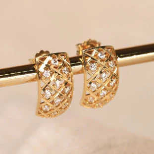 Meia Argola Vazada Cravejada Com Zircônias Em Ouro Amarelo 
