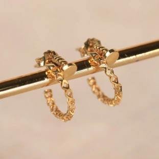 Meia Argola Prego Vazada Em Ouro Amarelo 