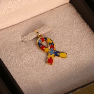 Pingente Fita Tea Resinado Em Ouro Amarelo 