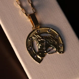 Pingente Ferradura Com Cavalo  Em Ouro Amarelo