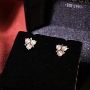 Brinco Trio de Pérolas e Zircônias Em Prata