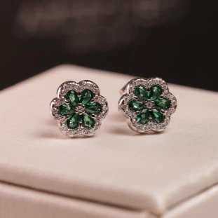 Brinco Flor Cravejado Com Zircônias Verdes Em Prata 