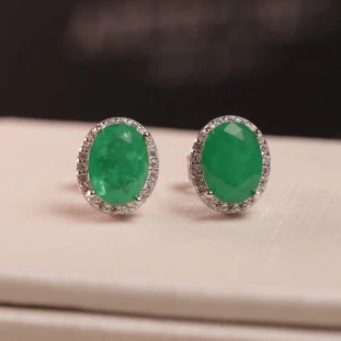 Brinco Oval Cravejado Com Zircônias Verdes Em Prata 