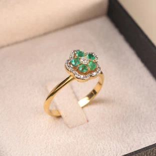 Anel Flor Cravejado Com Esmeraldas e Diamantes Em Ouro Amarelo 