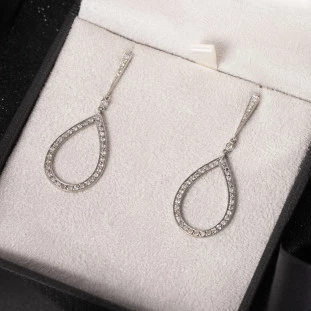 Brinco Gota Com Diamantes Vazado Em Ouro Branco