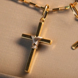 Pingente Cruz Oca Em Ouro Amarelo Com Fio Em Ouro Branco 