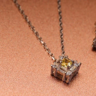 Gargantilha Quadrada Cravejada Com Zircônias Amarela Em Prata