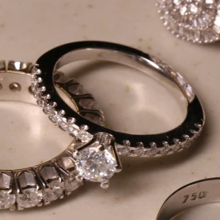 Anel Solitário Cravejado Com Diamantes Em Ouro Branco