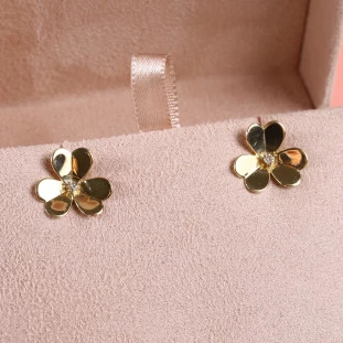 Brinco Flor Com Diamantes Em Ouro Amarelo  
