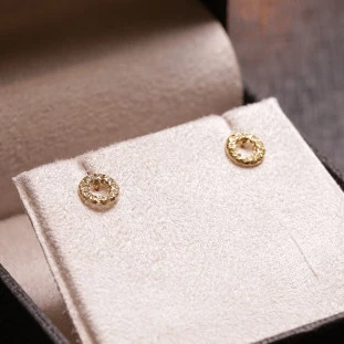 Brinco Circulo Vazado Diamantado Em Ouro Amarelo 