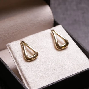 Brinco Triangulo Oco Vazado Em Ouro Amarelo 