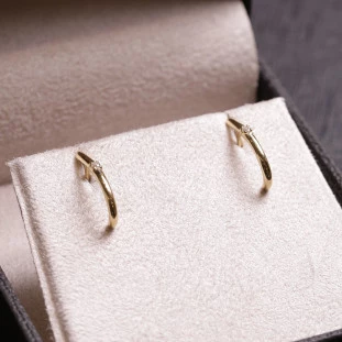 Brinco Meia Argola Com Zircônias Em Ouro Amarelo 