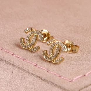 Brinco CC Cravejado Com Diamantes Em Ouro Amarelo 