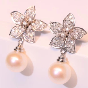 Brinco Flor Cravejado Com Diamantes E Perolas Penduradas Em Ouro Branco