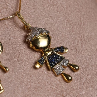 Pingente Menino com Diamante e Safira em Ouro Amarelo