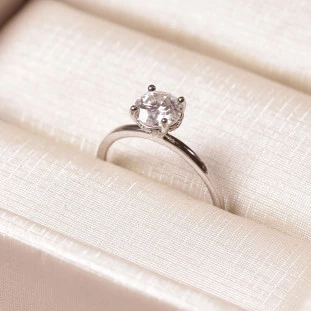 Anel Solitário Com Moissanite Em Prata 