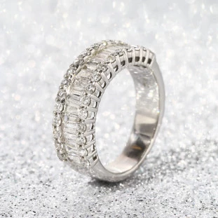 Meia Aliança Cravejada Com Diamantes Em Ouro Branco