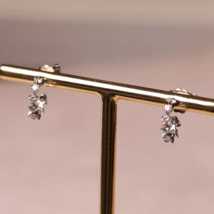 Brinco Meia Argola Cravejada Com Moissanites Em Prata