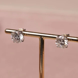 Brinco Ponto de Luz Com Moissanite Em Prata 