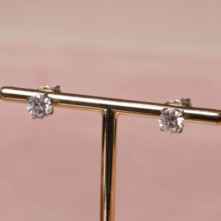 Brinco Ponto De Luz Com Moissanites Em Prata 