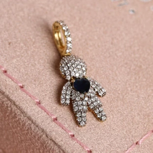 Pingente Menino Cravejado Com Diamantes e Tanzanita Em Ouro Amarelo