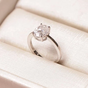 Anel Oval Cravejado Com Moissanites Em Prata