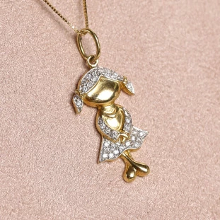 Pingente Menina com Diamante e Rubi em Ouro Amarelo