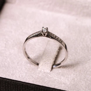 Anel Solitário  Com Diamantes Em Ouro Branco