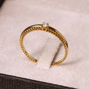 Anel Solitário Com Diamantes Em Ouro Amarelo