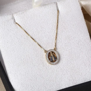Gargantilha Nsa Sra Aparecida Oval com Diamante e Safira em Ouro Amarelo