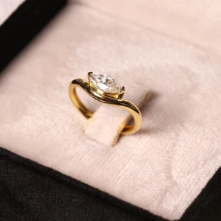 Anel Com Moissanite Navete Em Ouro Amarelo 