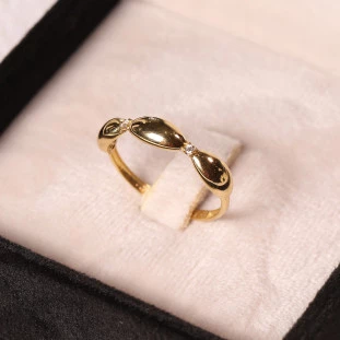 Anel Trabalhado Com Zircônias Em Ouro Amarelo 