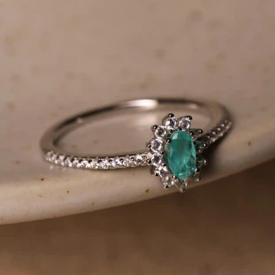 Anel Oval Cravejada Com Zircônias Em Prata