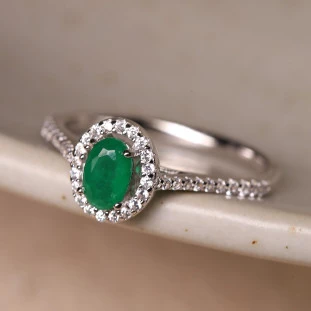 Anel Oval Com Zircônia Esmeralda Em Prata