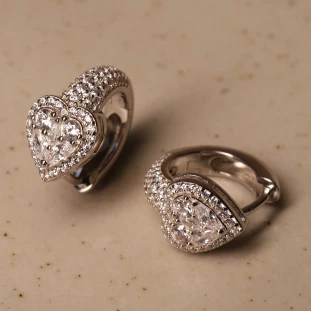 Argola Coração Pavê Cravejada Com Zircônia Em Prata