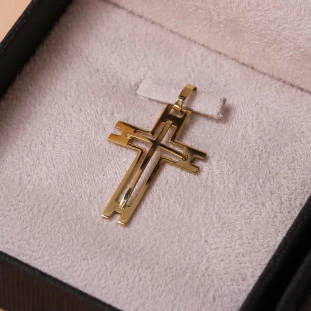 Pingente Cruz Fios Vazados Em Ouro Amarelo 