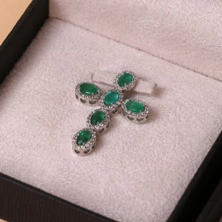 Pingente Cruz  Cravejado Com Esmeraldas e Diamantes Em Ouro Branco
