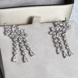Brinco EarCuff  Franjas Cravejado Com Zircônias Em Prata