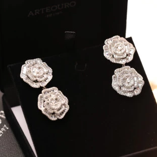 Brinco Rosas Penduradas Cravejadas Com Zircônias Em Prata 