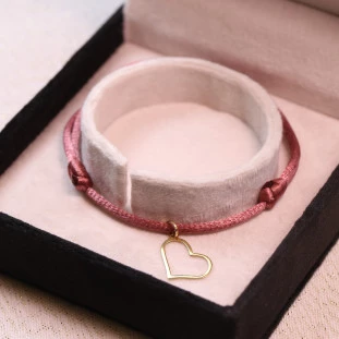 Pulseira Fio De Seda Com Pingente Coração Vazado Em Ouro Amarelo