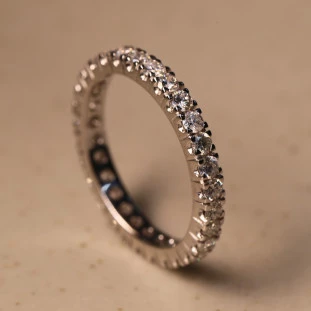 Aliança Inteira Cravejada Com Diamantes Em Ouro Branco