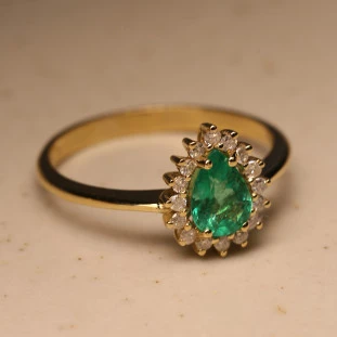 Anel Com Esmeralda Gota Cravejado Com Diamantes Em Ouro Amarelo